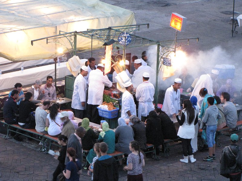160312_djemaa el fna eten.jpg - Je kunt een plaatsje zoeken direct bij de kok op de stoep.